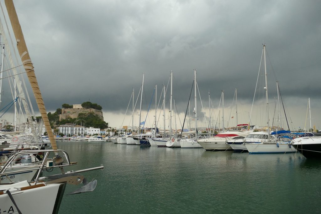 barcos en el puerto de denia